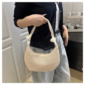 Detail der handgewebten Hobo-Tasche mit beiger Faserstruktur und verknotetem Ledergriff