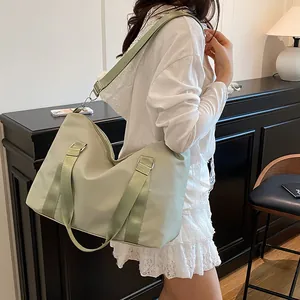 Sac de voyage en nylon vert clair à grande capacité avec bandoulière et poignées robustes