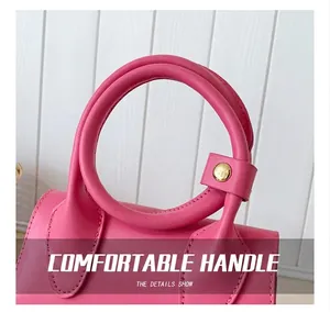 Dettaglio borsa a mano rosa con manico circolare e finiture in metallo dorato