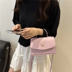 Sac bandoulière rose avec boucle papillon et texture matelassée pour femme