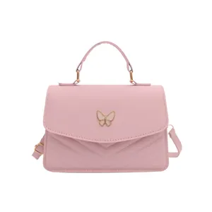 Sac bandoulière rose en simili cuir matelassé avec détail papillon en émail blanc
