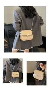 Detailansicht beige Herz-Schnalle Tasche mit eleganter Goldkette und glattem Leder