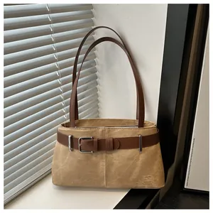 Dettaglio della borsa sottobraccio kaki con texture opaca e tracolla marrone chic