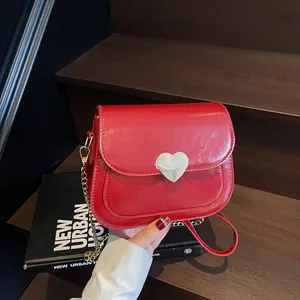 Damen Herz Schnalle Umhängetasche Glänzendem PU Leder Kleine Quadratische Schultertasche Mit Kette Vielseitige Mode Messenger Bag Für Alltag