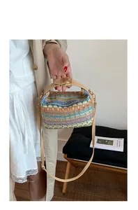 Presentazione della borsa a tracolla intrecciata con motivi a onde e tracolla in pelle