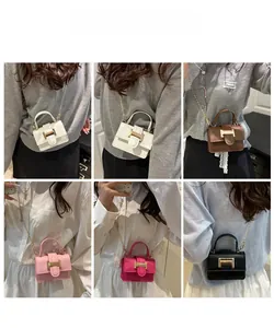 Details van mini crossbodytassen met H-vormige metalen gesp en gouden kettingen