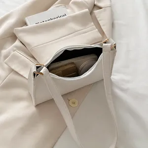 Espacio interior de un bolso de hombro blanco con efecto cocodrilo y cremallera