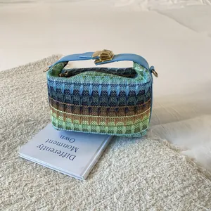 Borsa a tracolla in paglia intrecciata sfumata con manico in pelle blu e chiusura oro