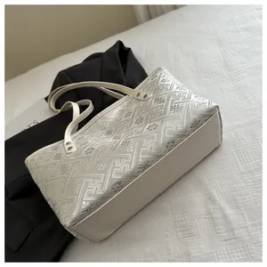 Detail der chinesischen Stickerei auf weißer Beuteltasche mit edlem Pflaumenblüten-Jacquard