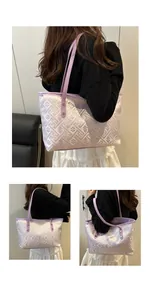 Detail der lila Jacquard-Stickerei und der Lederriemen an der schicken Handtasche
