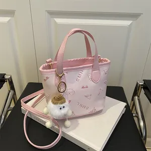 Sac Seau en Cuir PU à Papillon Gauffré Pour Femmes Tendance SMNL Dessin Animé Sac à Main Bandoulière Avec Pendentif en Peluche
