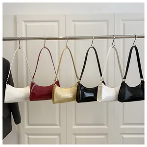 Bolsos de hombro estilo baguette en seis colores con acabados de cocodrilo y charol