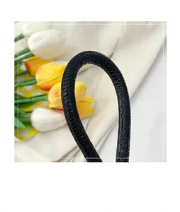 Dettaglio del manico nero in ecopelle con trama a serpente per borsa elegante