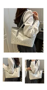 Details der eleganten New-Chinese Bucket-Bag mit geometrischer Stickerei und Lederriemen