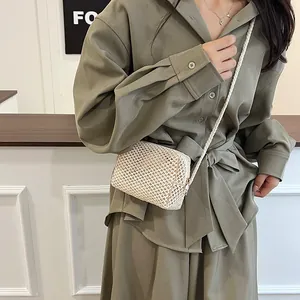 Handgeweven strooien crossbodytas in roomwit met kettingriem voor de zomerstijl
