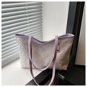Detail der fliederfarbenen Stickerei-Tasche mit traditionellen floralen Mustern
