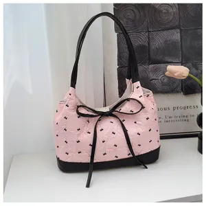 Détail de la texture jacquard rose avec nœud noir et motifs de fleurs élégants