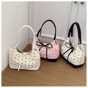 Drei strukturierte Hobo-Taschen mit Schleifen in Weiß, Rosa-Schwarz und Weiß-Schwarz