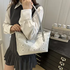 Elegante Tasche im chinesischen Stil mit Blumenstickerei und grauen Ledergriffen