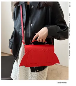Vue détaillée du design ailes de chauve-souris rouges sur sac en similicuir