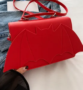 Vue détaillée d'un sac à main rouge en forme de chauve-souris avec cuir PU et sangle