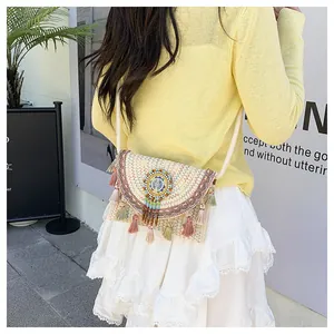 Detail van de handgeweven crossbodytas met kleurrijk mandala-patroon en franjekwastjes