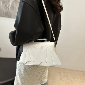 Sac à main blanc avec ailes de chauve-souris et bandoulière style gothique pour femmes