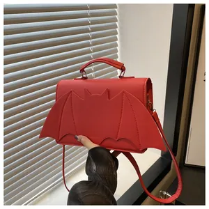 Borsa a tracolla rossa in stile gotico con ali di pipistrello e manico superiore
