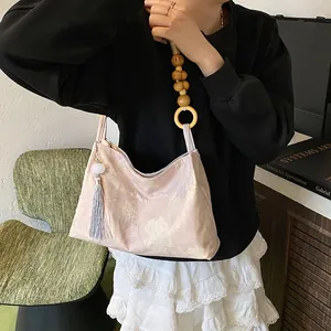 Bolso tote floral rosa con correa de cuentas de madera y borla azul artesanal