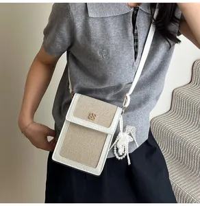 Petit sac de téléphone vertical en toile beige avec détails cuir et breloque perle