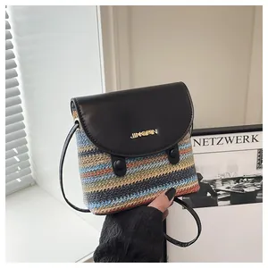 Détail du sac bandoulière tissé arc-en-ciel avec rabat en cuir noir et logo doré