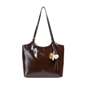 Grand sac cabas marron foncé brillant pour femme avec pendentif de baseball