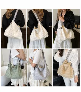 Detalle de bolsos hobo de lona grandes con flecos de borlas y correas de jacquard étnico