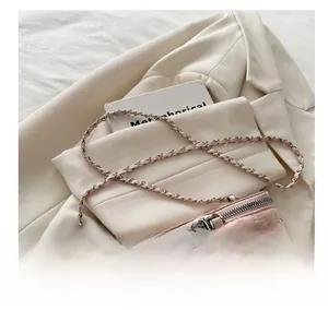 Dettaglio borsa trapuntata rosa con tracolla a catena e pendente a forma di rosa