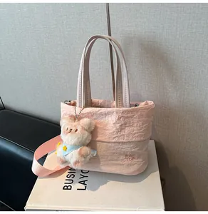 Detailaufnahme der rosa Oxford-Beuteltasche mit weichem Stoff und Bärenanhänger