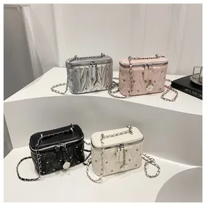 Mini borse quadrate trapuntate in vari colori con catene metalliche e ciondoli decorativi