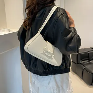 Sac sous le bras élégant en cuir blanc à motif litchi avec détail de nœud chic