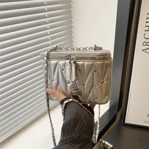 Borsa Quadrata Trapuntata da Donna a Rombi Con Catena in Metallo Tracolla Con Pendaglio a Rosa Decorazione Rivetti Borsa Box in Pelle PU