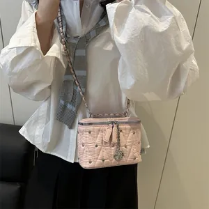 Elegante borsa a tracolla trapuntata rosa con borchie argento e ciondolo camelia
