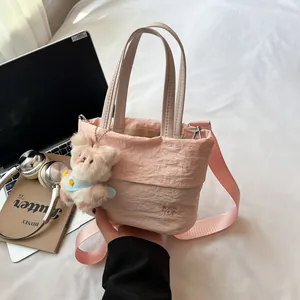Rosa plissierte Nylon-Beuteltasche mit Plüschbär-Anhänger und breitem Schultergurt