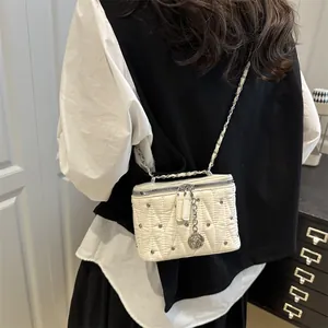 Mini borsa a scatola trapuntata bianca con strass argentati e ciondolo a rosa