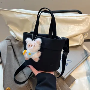 Schwarze Oxford-Stoffhandtasche mit abnehmbarem Gurt und süßem Plüschbär-Anhänger