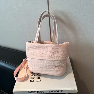 Sac Bandoulière Femme Nylon Texture Plissée Doux Décontracté Grande Capacité Sac Cabas Avec Pendentif en Peluche Mode Quotidien