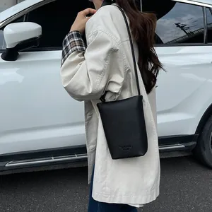 Fashionable black lychee grain bucket bag with thin shoulder strap for daily use