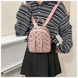Gros plan du mini sac à dos rose avec imprimé ours et doubles fermetures éclair
