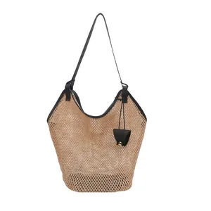 Bolso capazo grande de paja con correas de cuero negro y diseño de malla para la playa