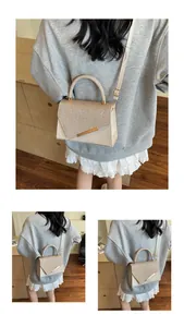 Détail du mini sac à main beige élégant montrant le tissu scintillant et le fermoir doré