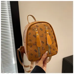 Détail du mini sac à dos imprimé jaune avec motifs d'ours et fermetures éclair latérales