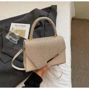 Détails du mini sac carré crème avec texture pailletée et bordures dorées élégantes