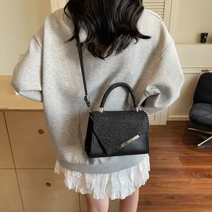Mini sac bandoulière noir tendance avec texture diamant étincelante et bordure métallique